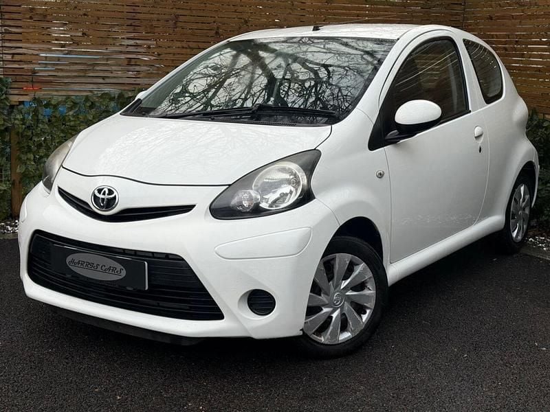 Used Toyota Aygo 67 HP (49 kW) 2013 White Hatchback