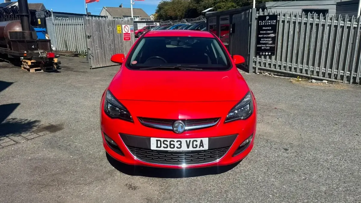 Used Vauxhall Astra SRi 115 HP (84 kW) 2013 Red Hatchback