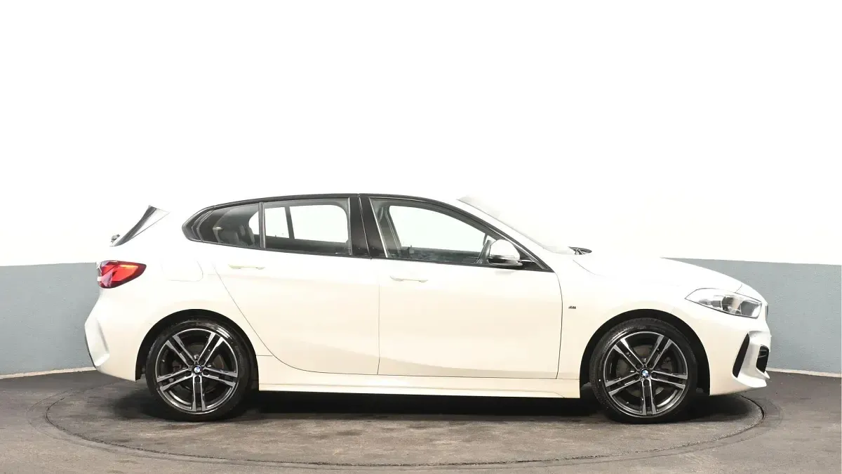Used BMW 118 M Sport 134 HP (98 kW) 2022 White Hatchback