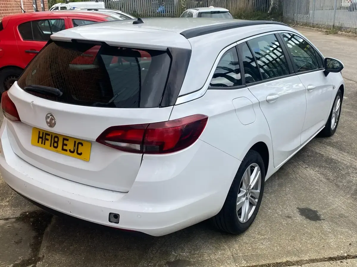 Used Vauxhall Astra 2018 White Estate
