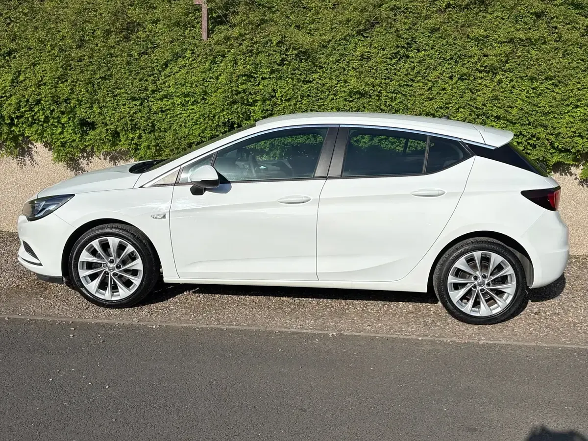 Used Vauxhall Astra Design Edition 105 HP (77 kW) 2017 White Hatchback