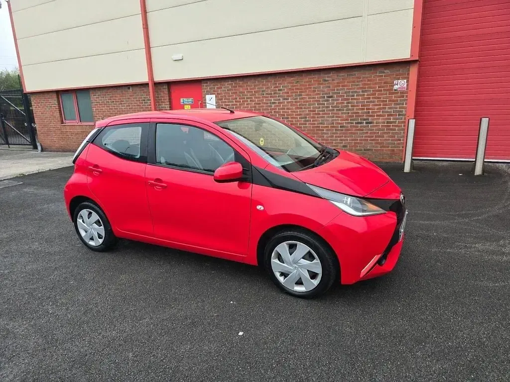 Usado Toyota Aygo X-play 69 CV (50 kW) 2015 Rojo Utilitario
