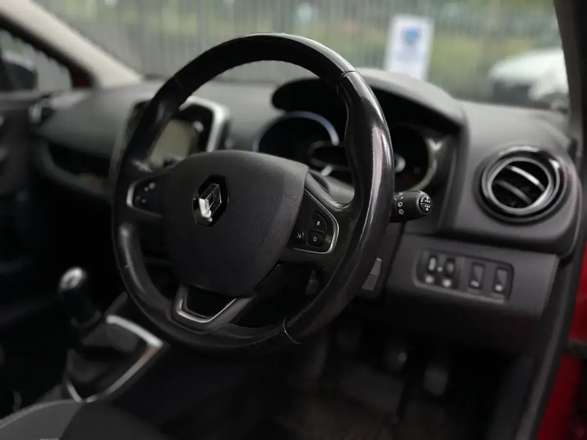 Używany Renault Clio IV Dynamique 90 KM (66 kW) 2016 Czerwony Hatchback