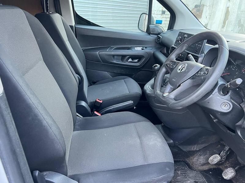 Second-hand Vauxhall Combo Edition 100 CP (73 kW) 2021 Alb Monovolum