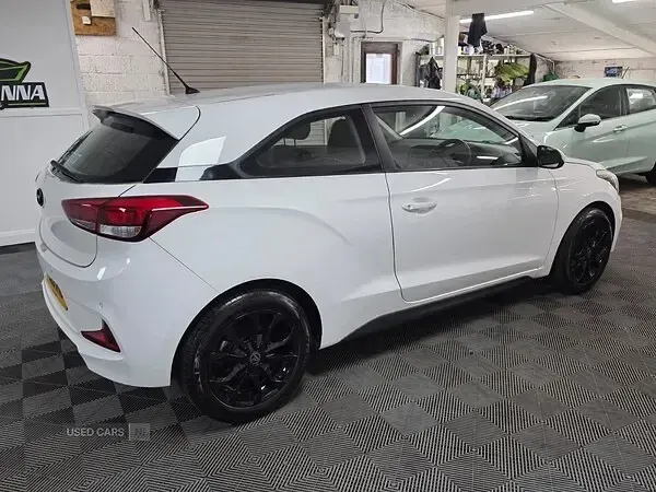 Used Hyundai i20 SE 84 HP (61 kW) 2015 White Coupe