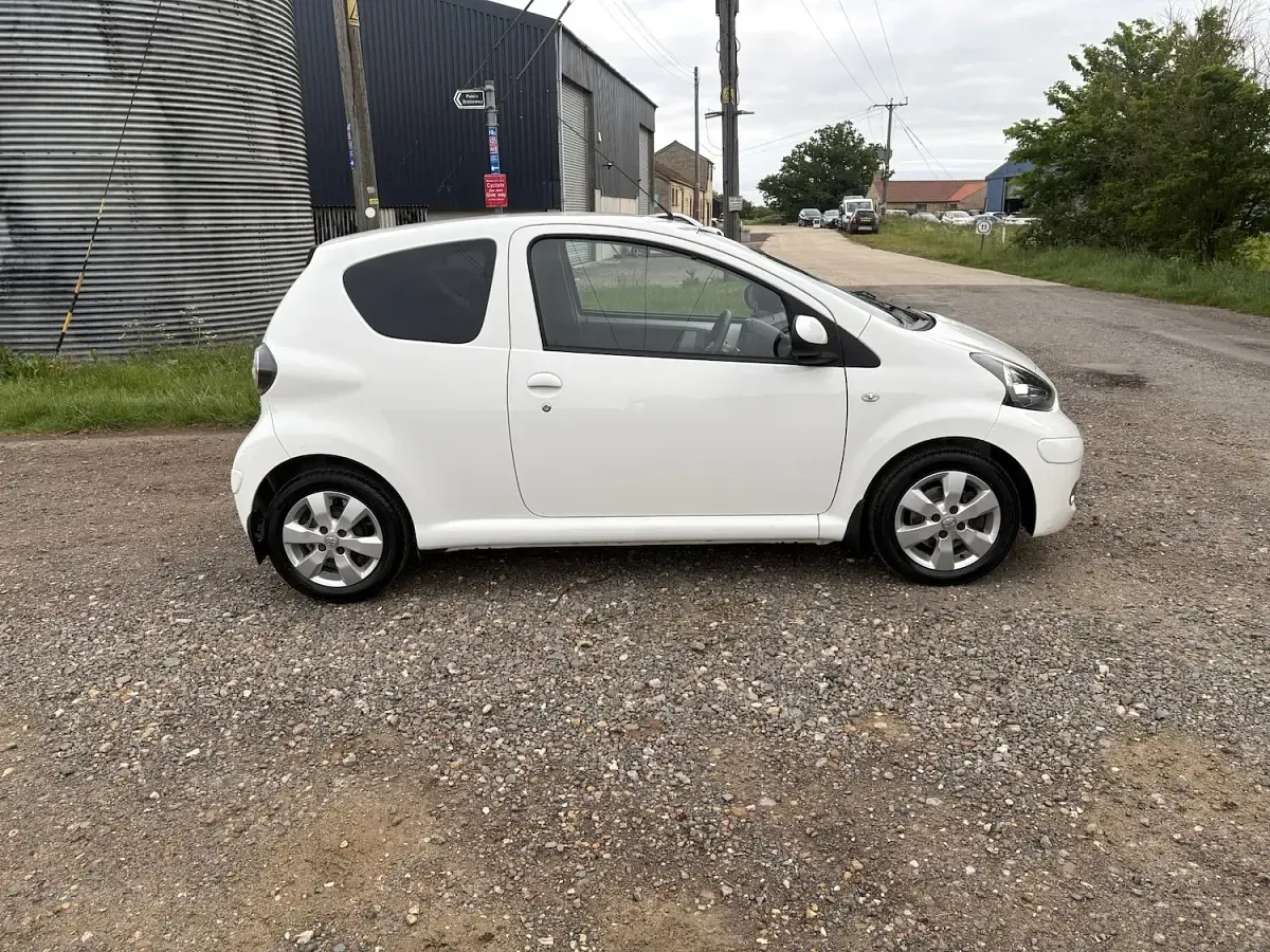 Used Toyota Aygo 68 HP (50 kW) 2011 White Hatchback