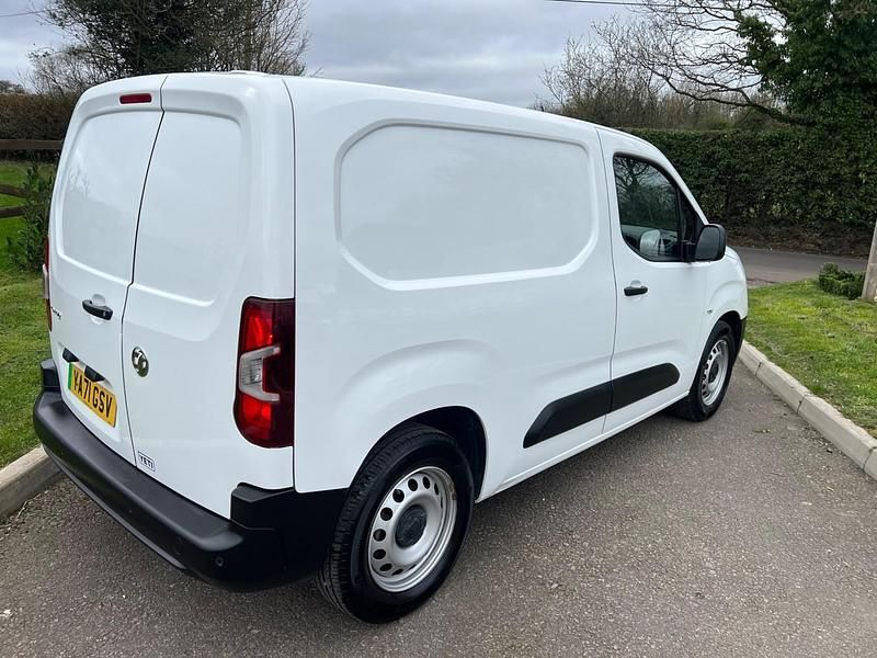 Used Vauxhall Combo 100 kW (136 HP) 2022 White MPV