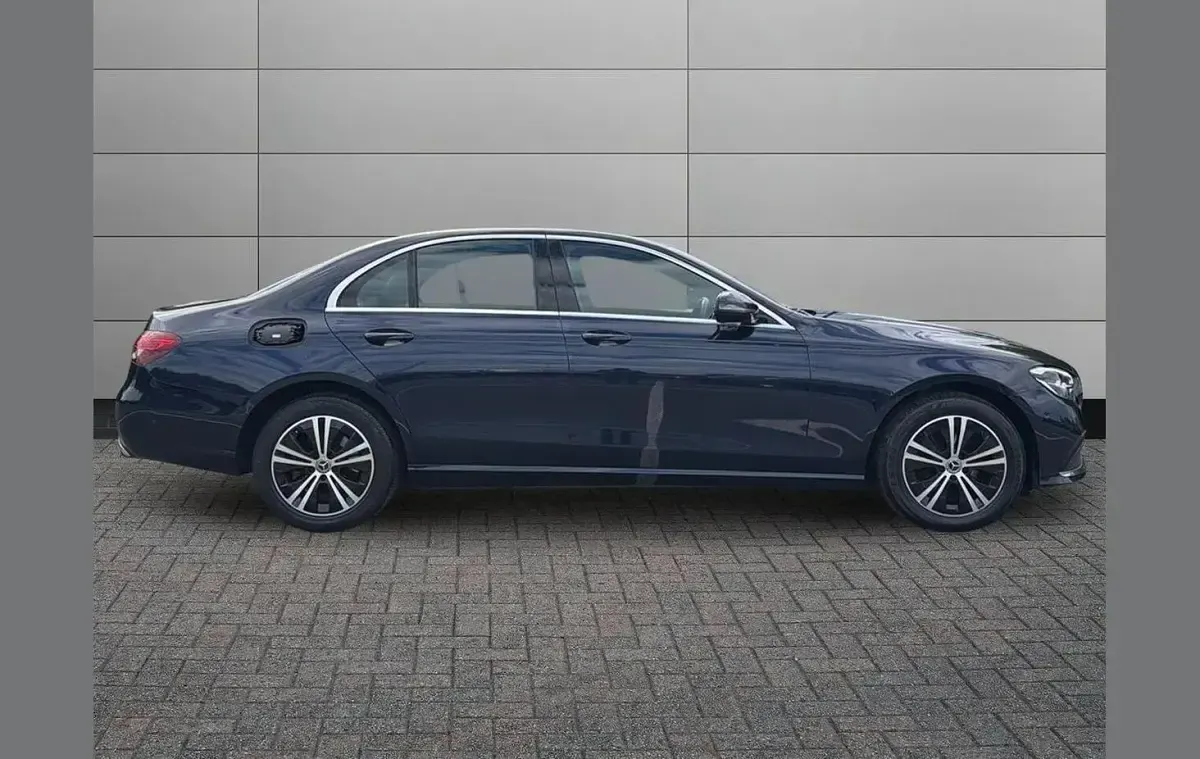 Używany Mercedes E220 191 KM (140 kW) 2021 Niebieski Sedan/Limuzyna