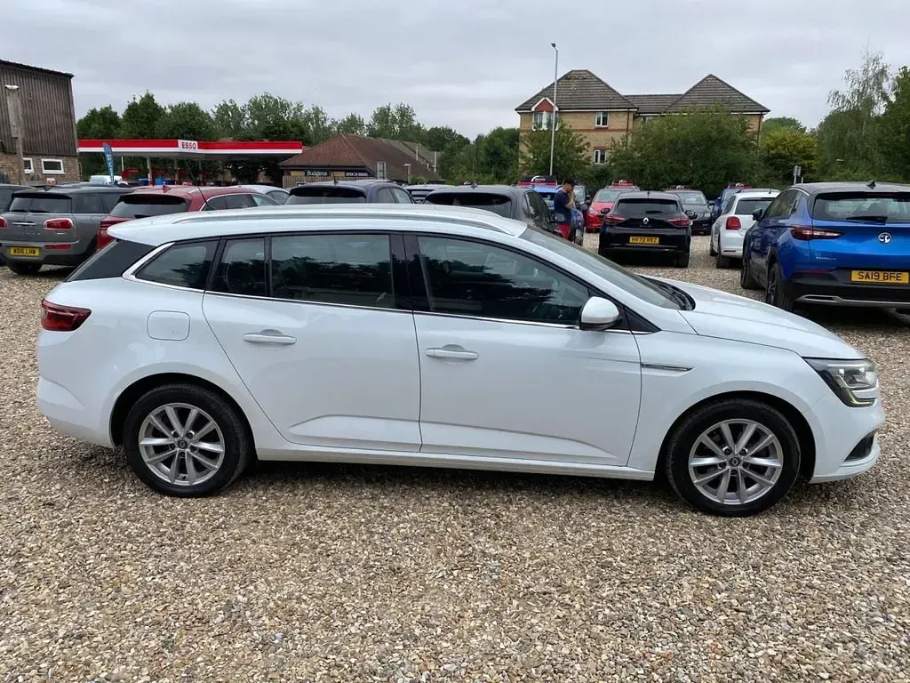 Used Renault Mégane GrandTour Dynamique 110 HP (80 kW) 2017 White Estate