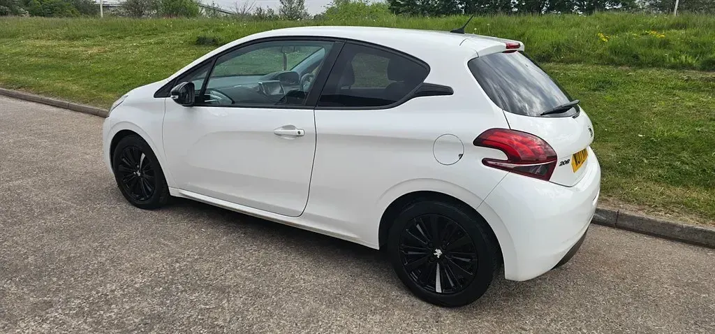 Używany Peugeot 208 2017 Biały Hatchback