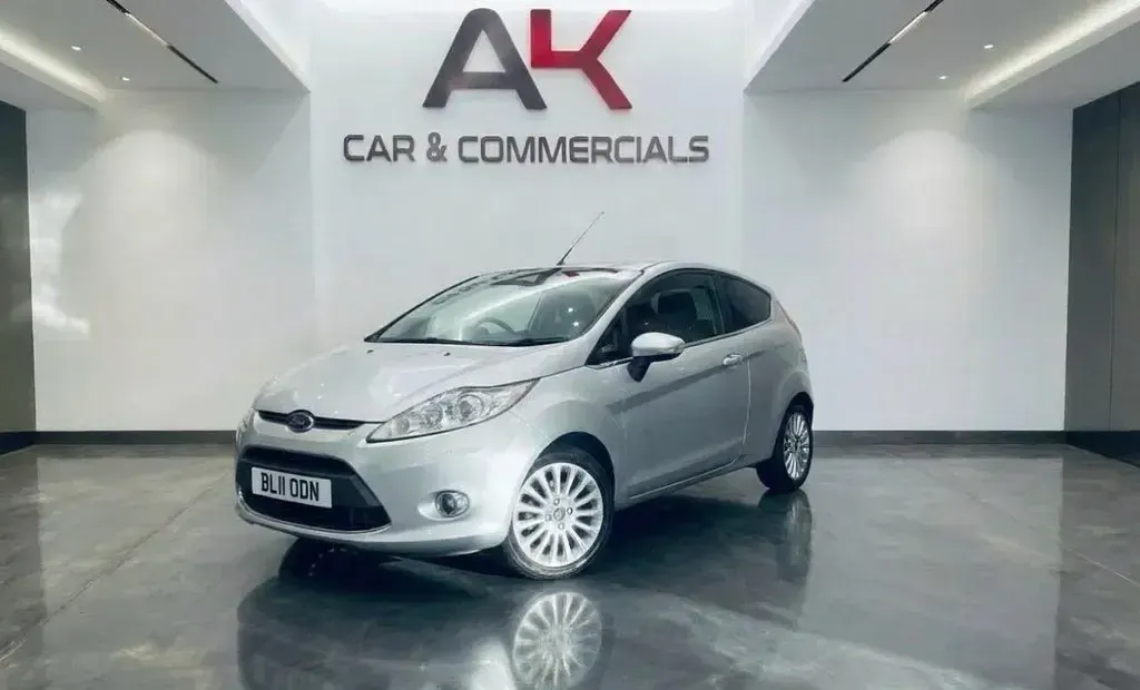 Used Ford Fiesta Titanium 94 HP (69 kW) 2011 Silver Hatchback