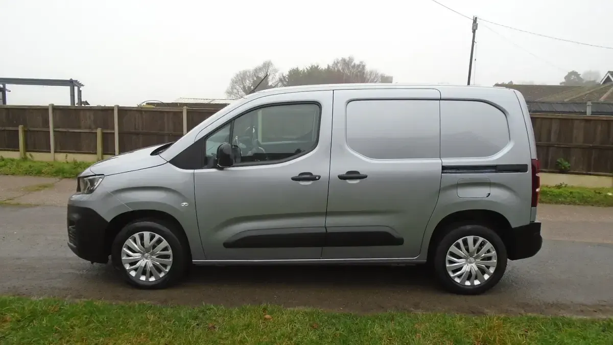 Used Peugeot Partner 100 HP (73 kW) 2022 Grey MPV