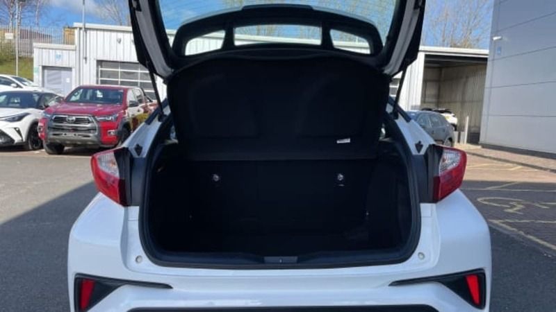 Used Toyota C-HR 122 HP (89 kW) 2018 White SUV