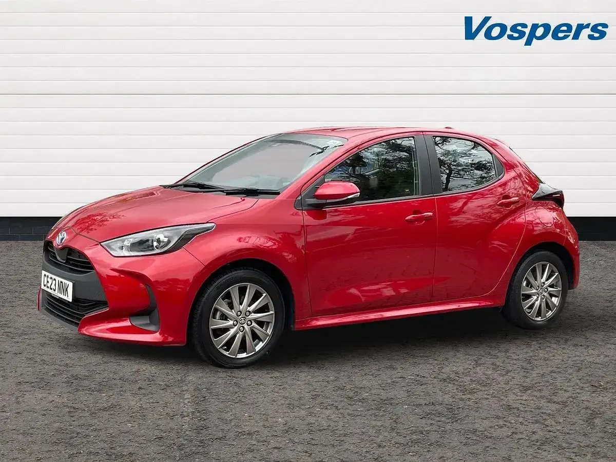Usado Toyota Yaris Hybrid 2023 Rojo Utilitario