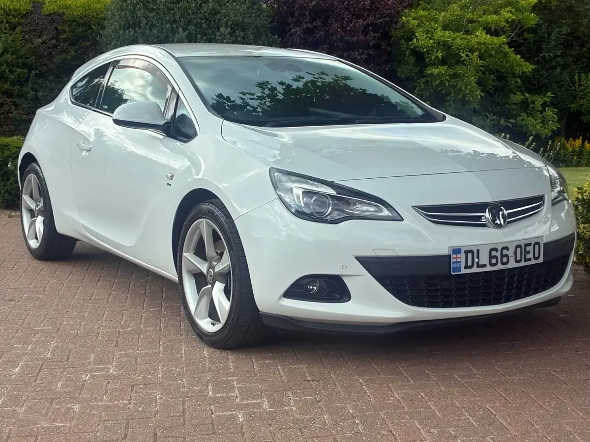Used Vauxhall Astra GTC SRi 2016 White Hatchback