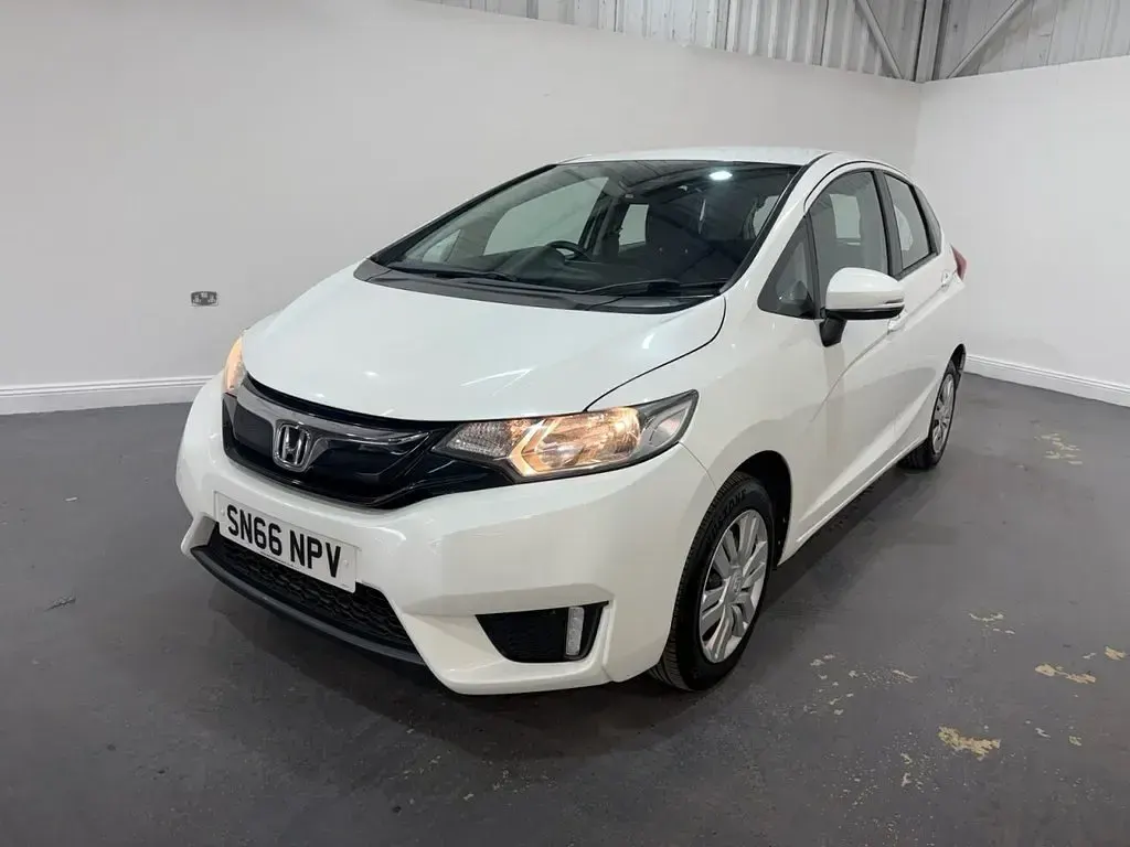 Used Honda Jazz S 102 HP (75 kW) 2016 White Hatchback