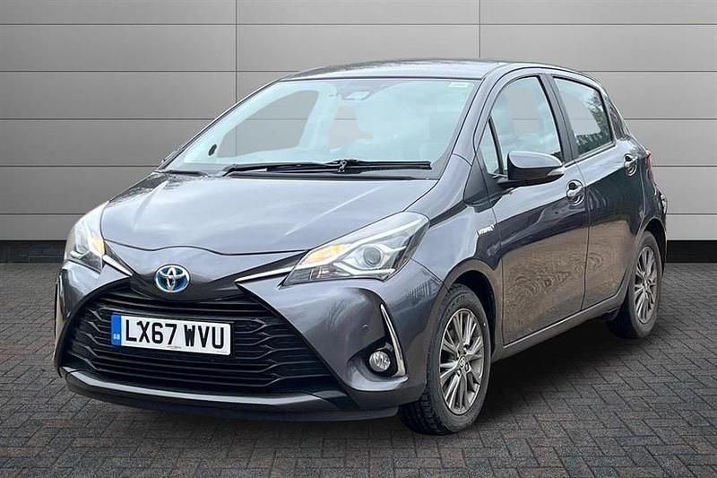Used Toyota Yaris Hybrid 100 HP (73 kW) 2017 Grey Hatchback