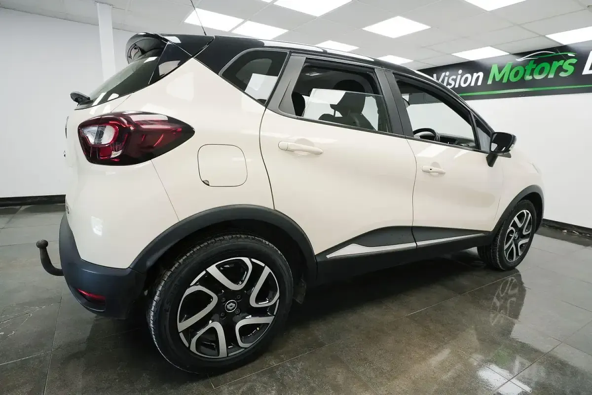 Used Renault Captur Dynamique 90 HP (66 kW) 2017 Cream/black SUV