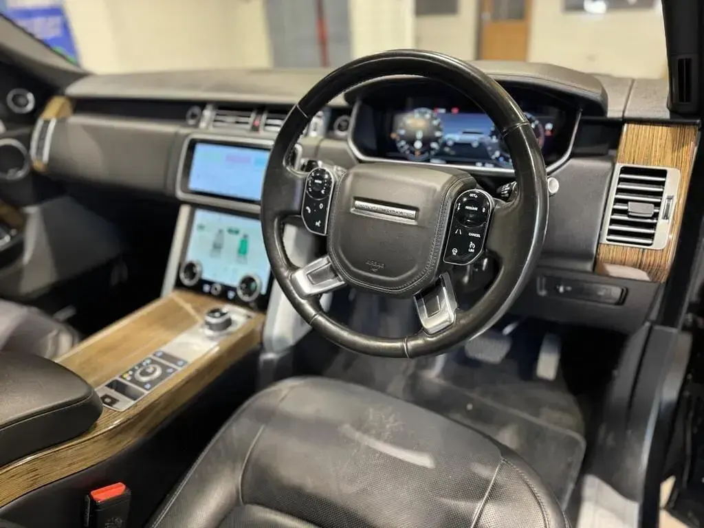 Used Land Rover Range Rover Vogue SE 300 HP (220 kW) 2019 Black SUV