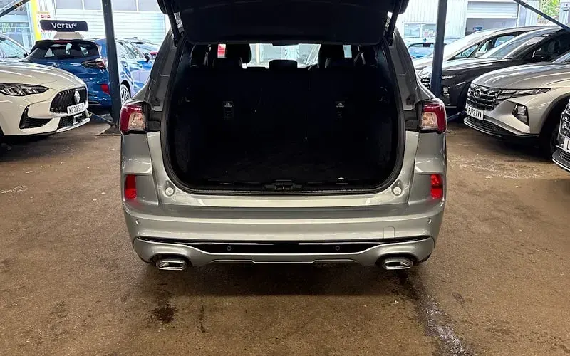 Käytetty Ford Kuga ST-Line X 150 HP (110 kW) 2023 Hopea Katumaasturi