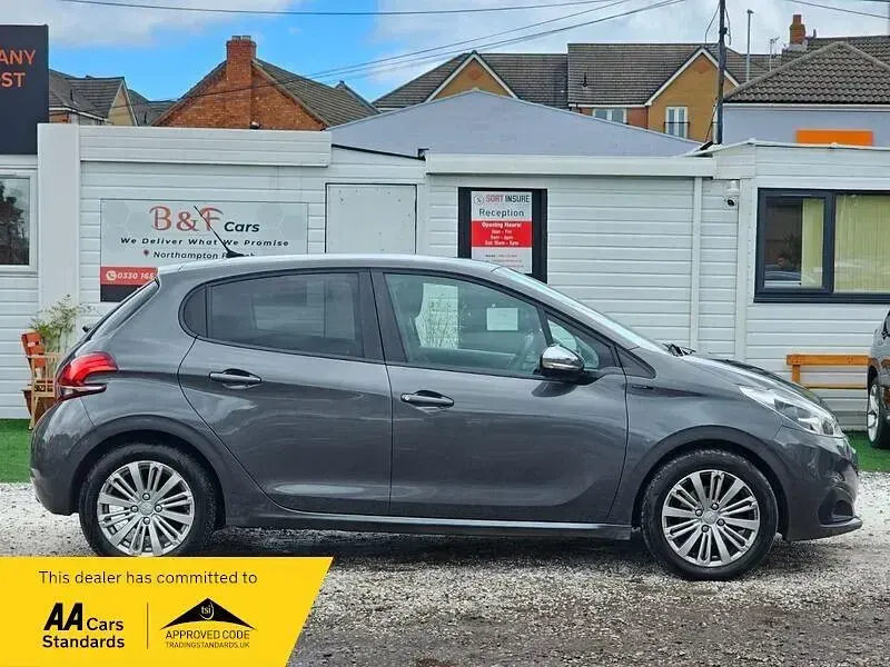 Used Peugeot 208 Signature Sky 82 HP (60 kW) 2019 Grey Hatchback