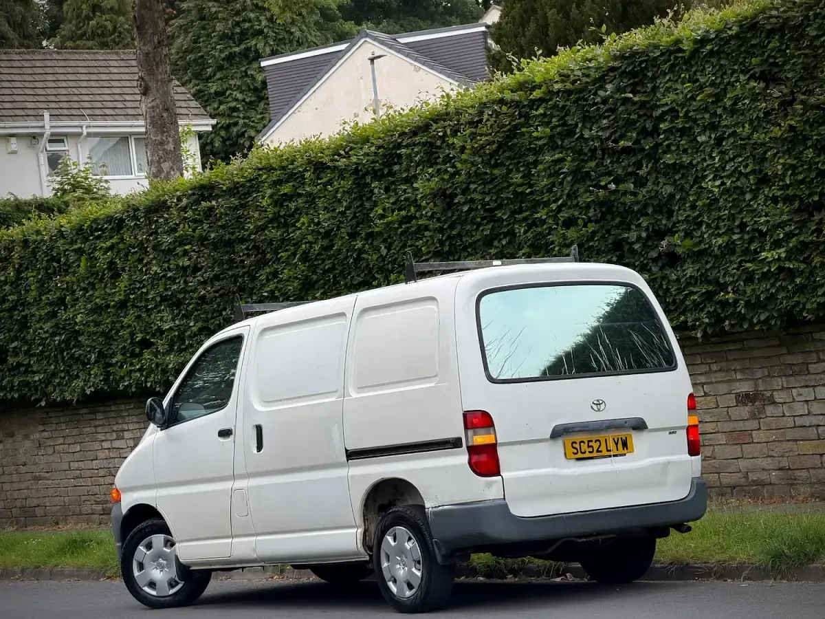 Used Toyota HiAce 88 HP (64 kW) 2003 White MPV