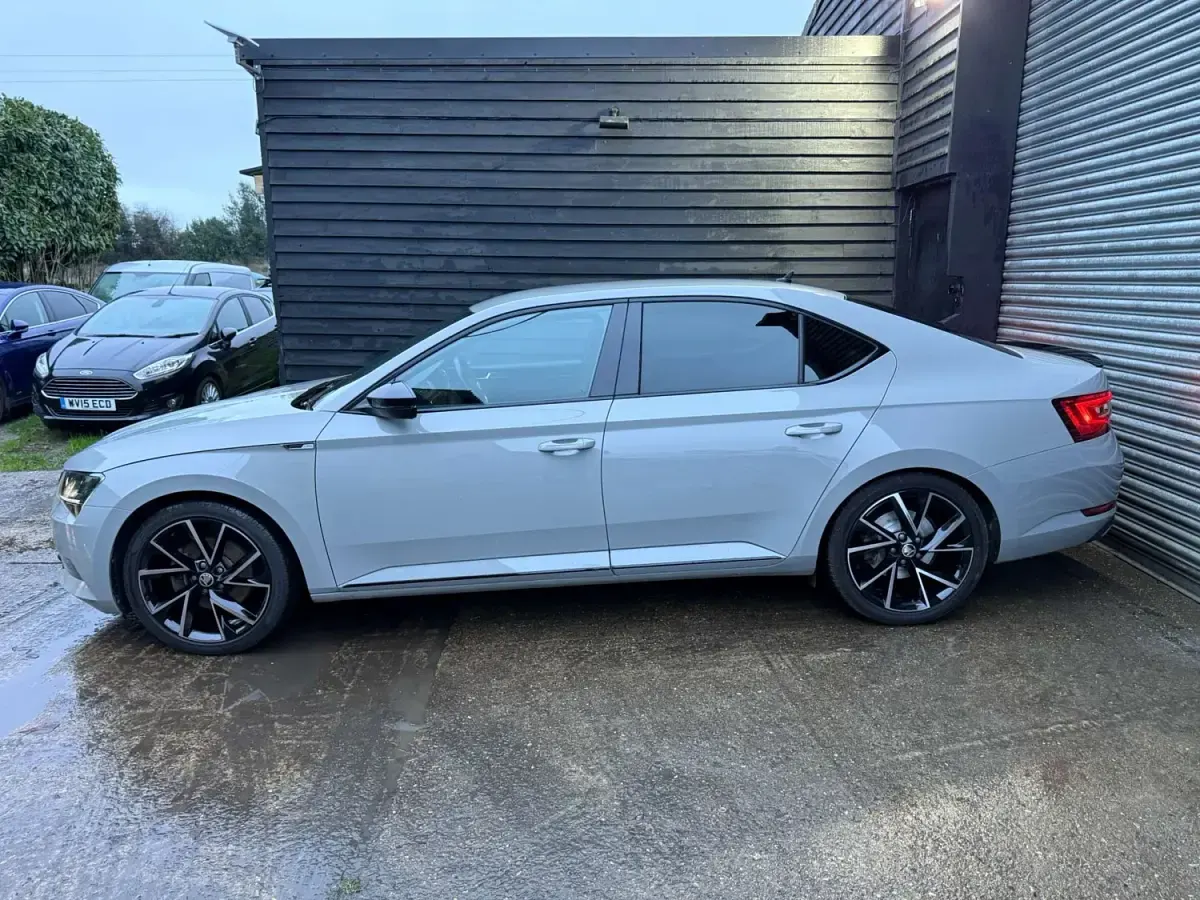 Usado Skoda Superb SportLine 150 CV (110 kW) 2018 Gris Utilitario