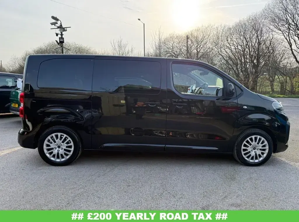 Käytetty Peugeot e-Traveller Active 100 kW (136 HP) 2025 Musta Tila-auto