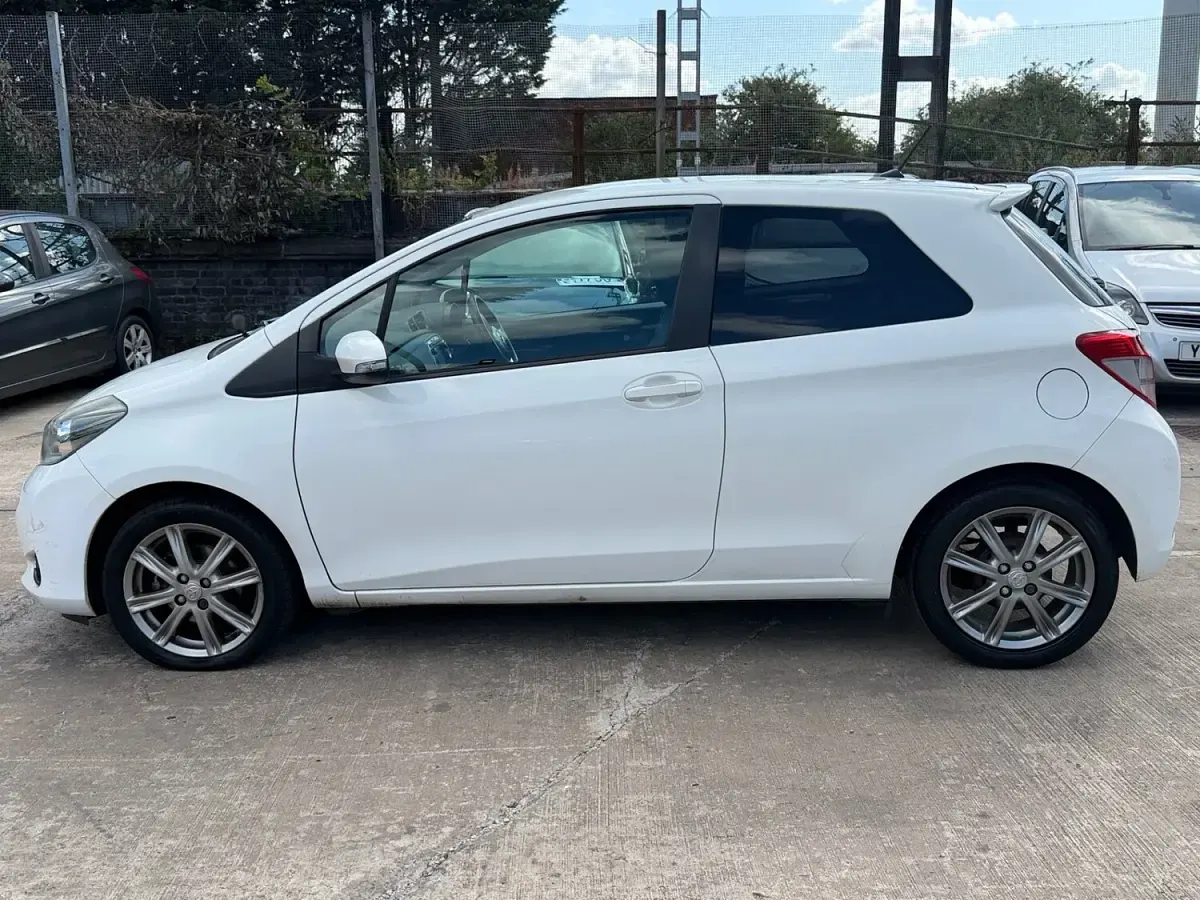 Used Toyota Yaris SR 2012 White Hatchback