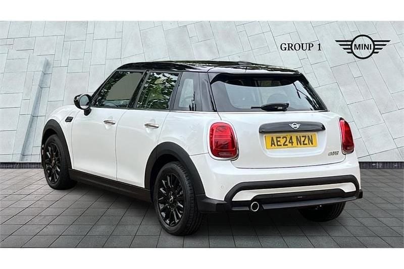 Usado Mini Cooper Classic 136 HP (100 kW) 2024 Branco Citadino