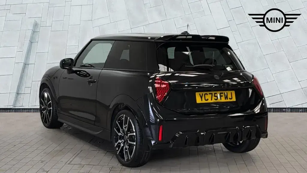 Used Mini Cooper Hatch 113 kW (154 HP) 2025 Black Hatchback