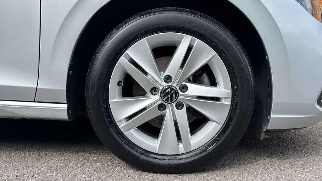 Used VW Golf VIII Life 128 HP (94 kW) 2023 Silver Hatchback