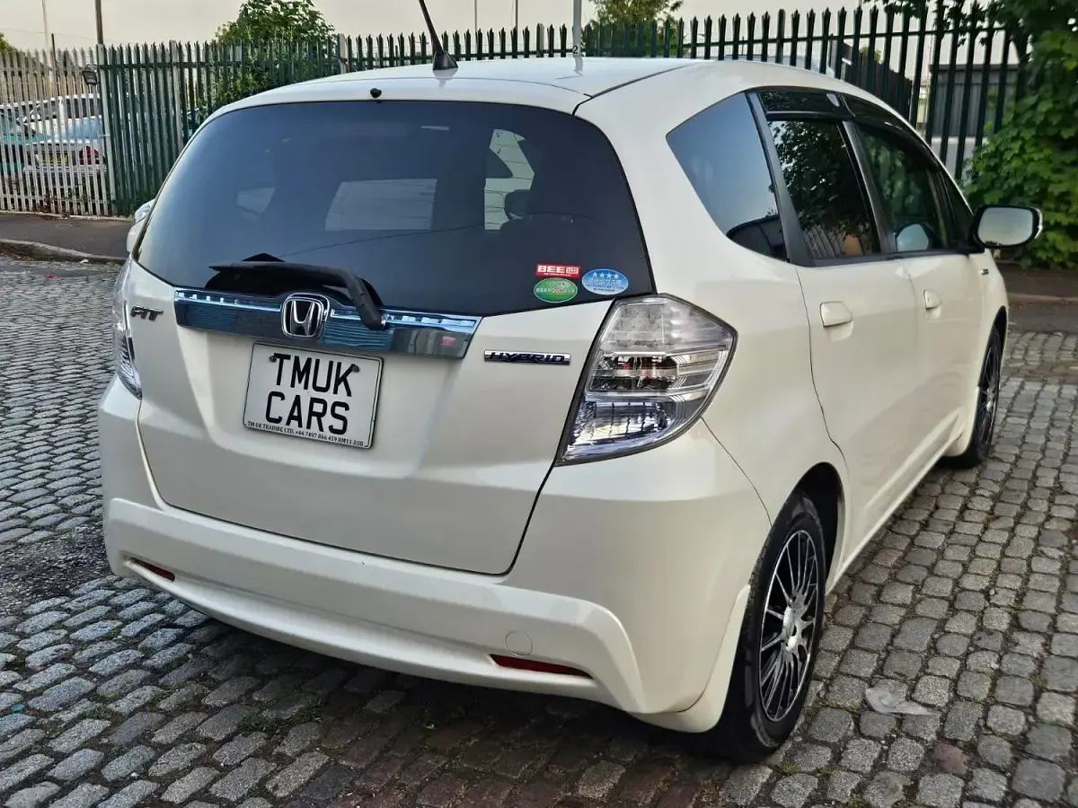 Used Honda Jazz Hybrid 99 HP (72 kW) 2013 Pearl white Hatchback