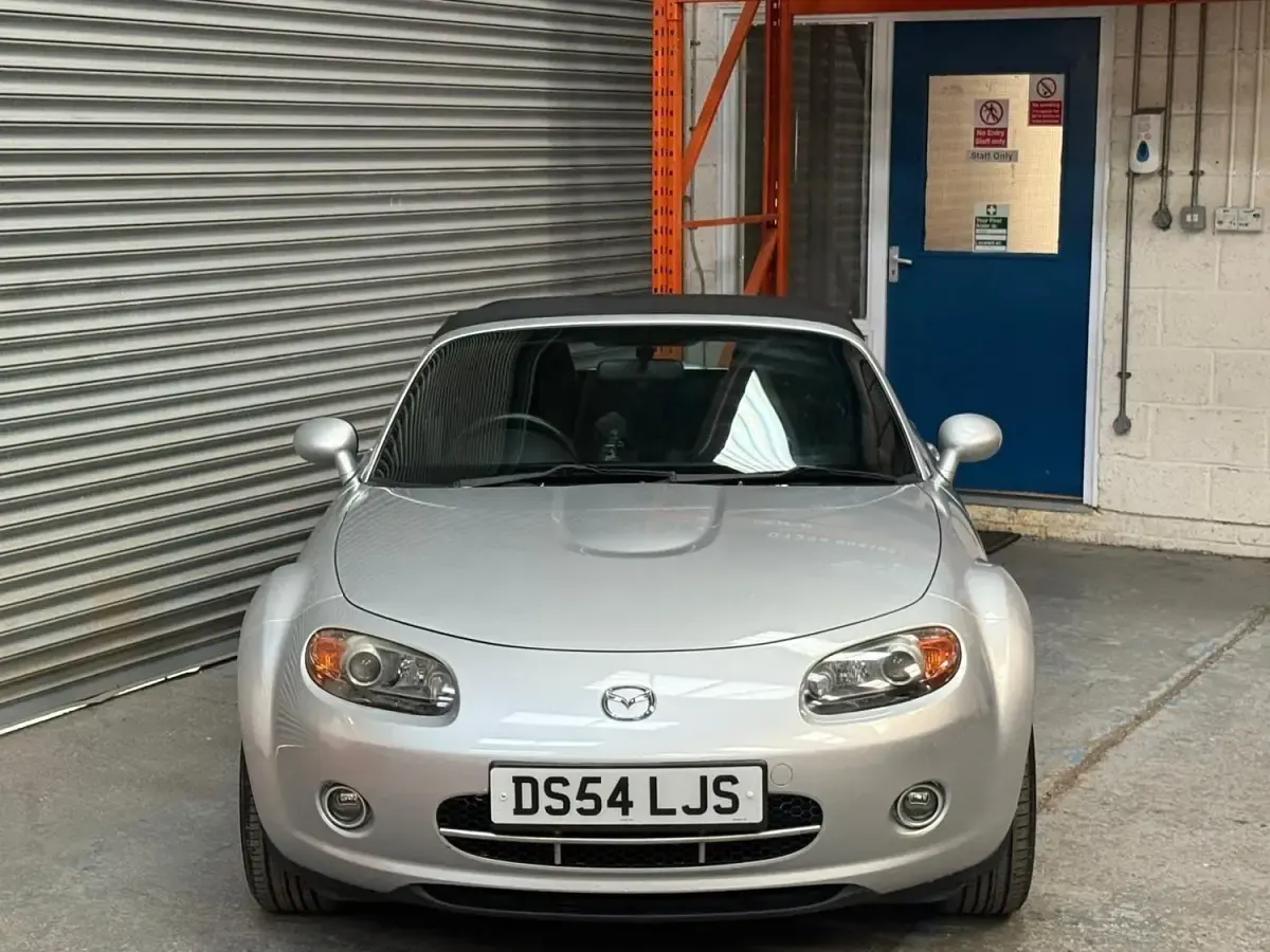 Usado Mazda MX5 126 HP (92 kW) 2006 Prateado Cabrios