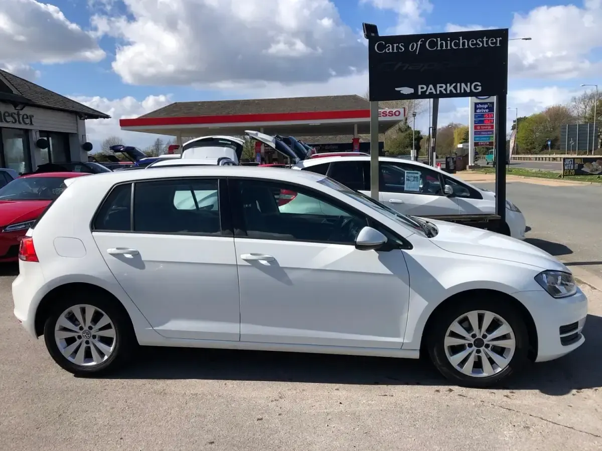 Używany VW Golf VII SE 122 KM (89 kW) 2014 Biały Hatchback