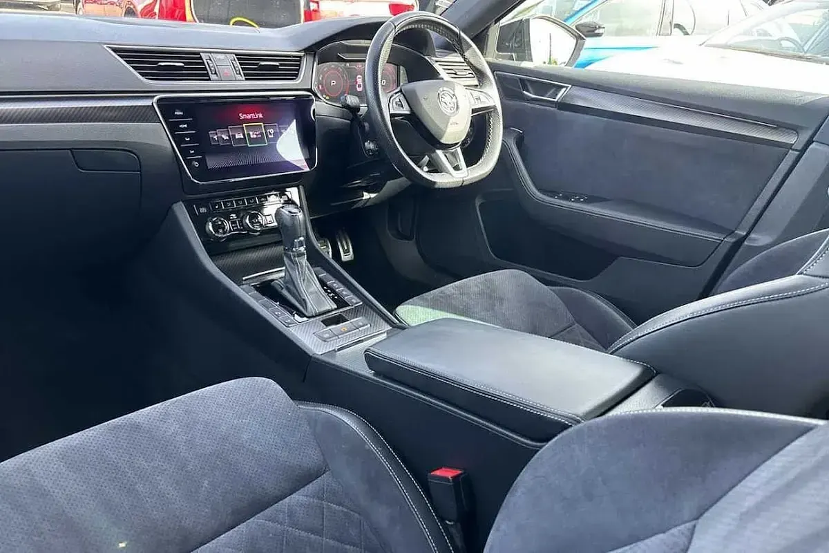 Usado Skoda Superb SportlinePlus 140 CV (102 kW) 2021 Negro Utilitario