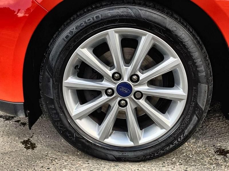 Begagnad Ford Focus Titanium 2018 Röd Halvkombi