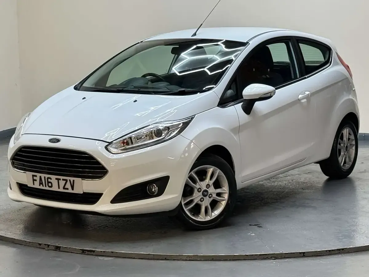 Used Ford Fiesta Zetec 98 HP (72 kW) 2016 White Hatchback