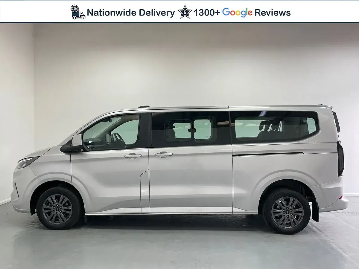 Usado Ford Tourneo Custom Titanium 136 HP (100 kW) 2024 Prateado Van