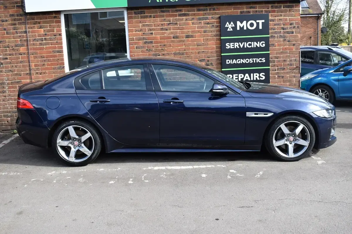 Używany Jaguar XE R-Sport 240 KM (176 kW) 2016 Niebieski Sedan/Limuzyna