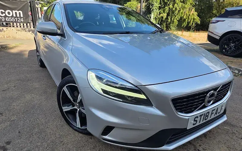 Used Volvo V40 R-Design 122 HP (89 kW) 2018 Hatchback