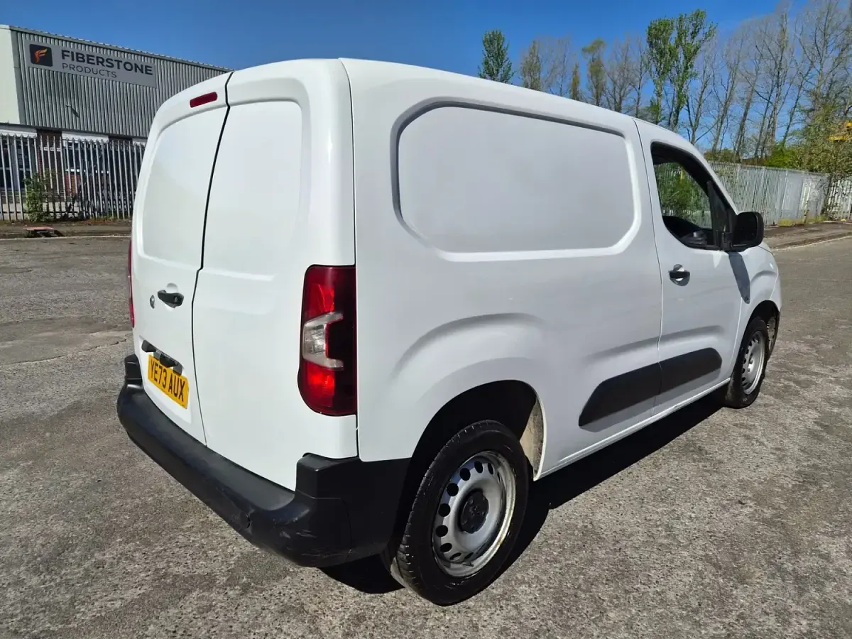Second-hand Peugeot Partner Premium 2023 Alb Monovolum