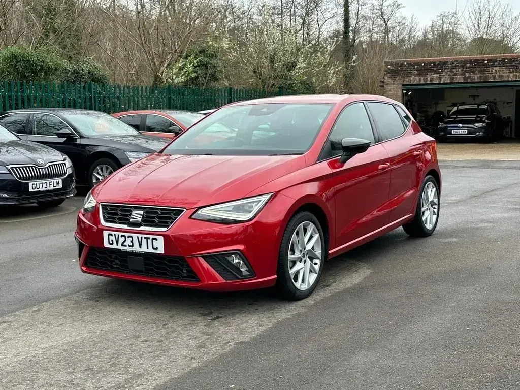 Usado Seat Ibiza FR 110 CV (80 kW) 2023 Rojo Utilitario