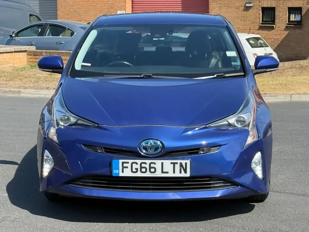 Used Toyota Prius 122 HP (89 kW) 2017 Blue Hatchback