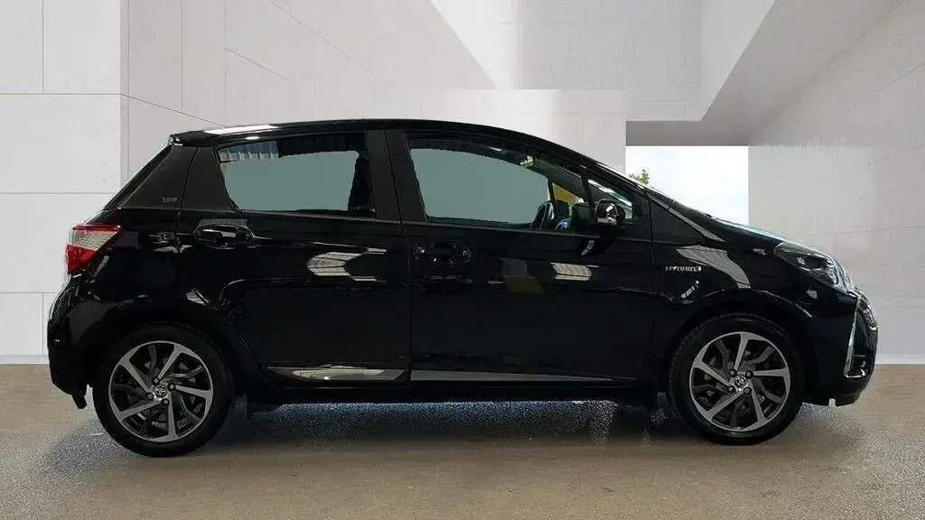 Used Toyota Yaris 100 HP (73 kW) 2020 Black Hatchback
