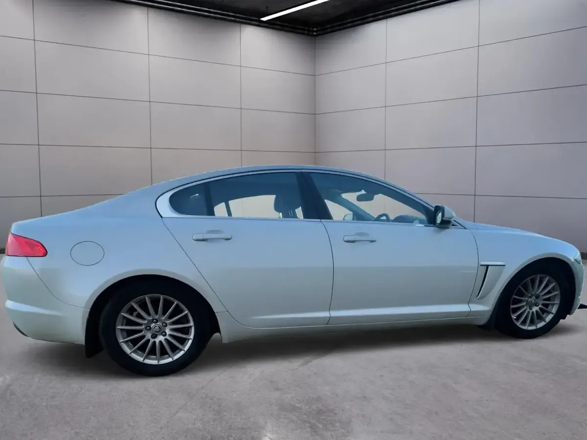Used Jaguar XF SE 190 HP (139 kW) 2011 White Sedan