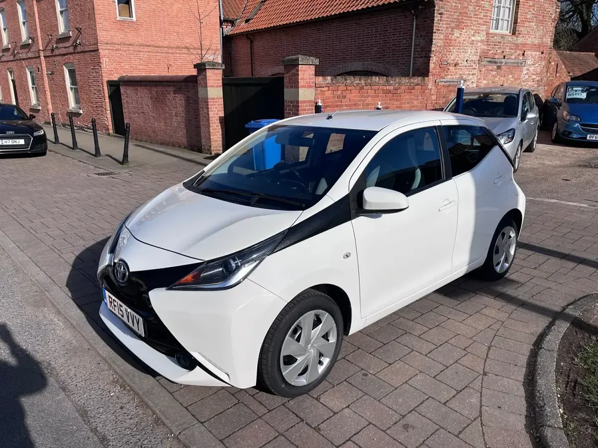 Usado Toyota Aygo X-play 69 HP (50 kW) 2015 Branco Citadino