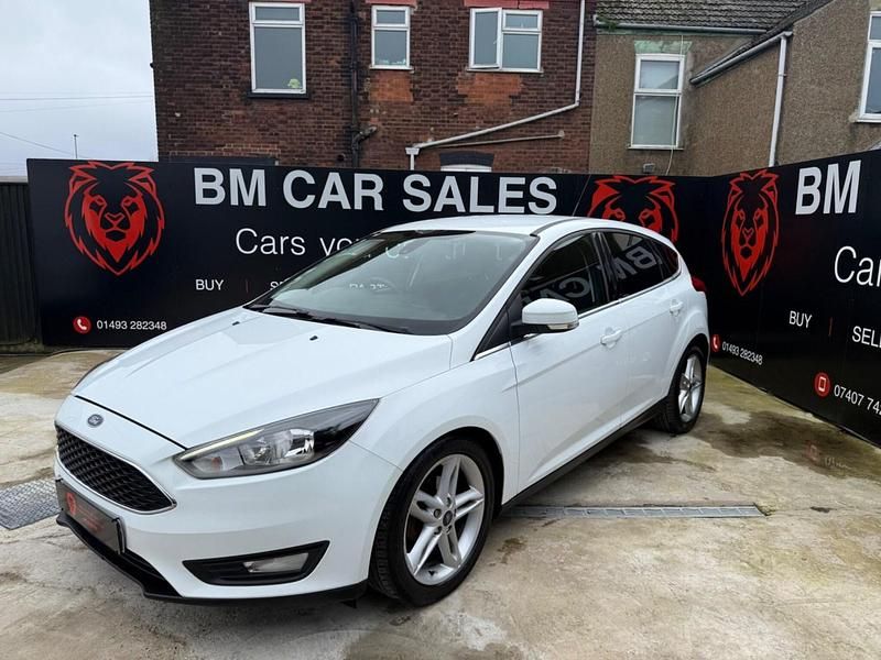 Used Ford Focus Zetec 125 HP (91 kW) 2015 White Hatchback