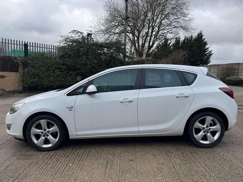 Used Vauxhall Astra SRi 115 HP (84 kW) 2012 White Hatchback