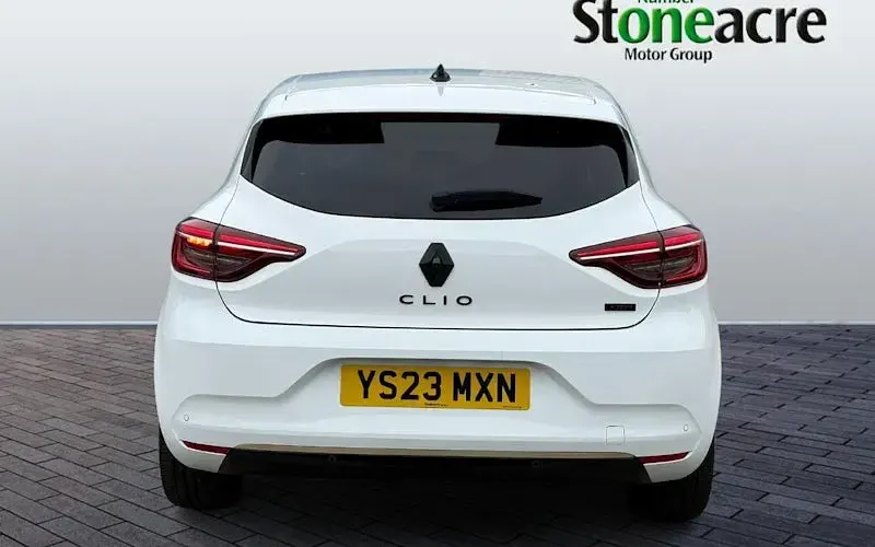 Used Renault Clio Engineered 145 HP (106 kW) 2023 White Hatchback